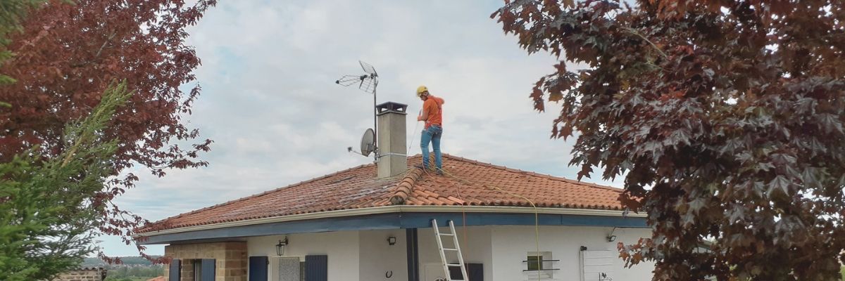 Démoussage des tuiles de toit dans le Tarn et l'Aveyron par Bio3d